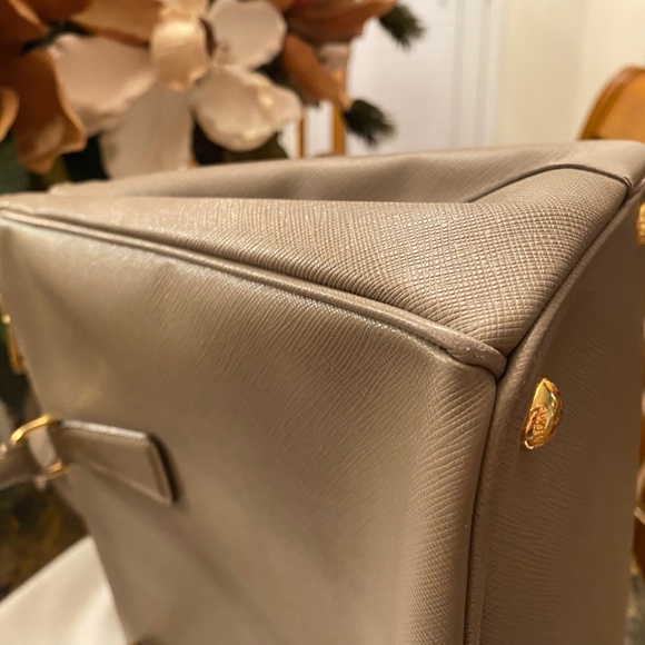 PRADA SAFFIANO LUX DOUBLE ZIP HANDBAG (ARGUILLA) - Picture 9 of 16